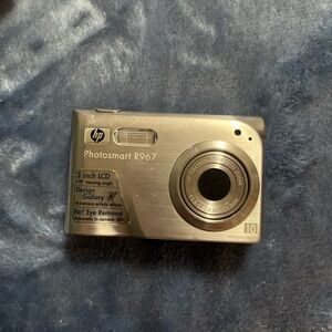 HP Photosmart R967 Silver Point-and-Shoot Camera